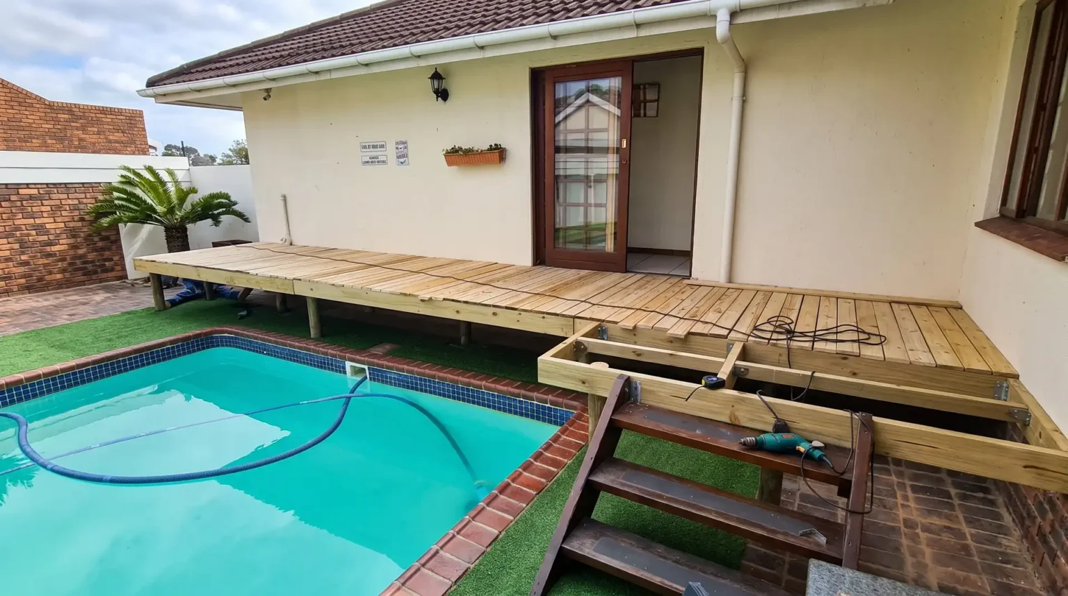 Project Dolliwarie Custom timber deck & glass & stainless steel balustrade