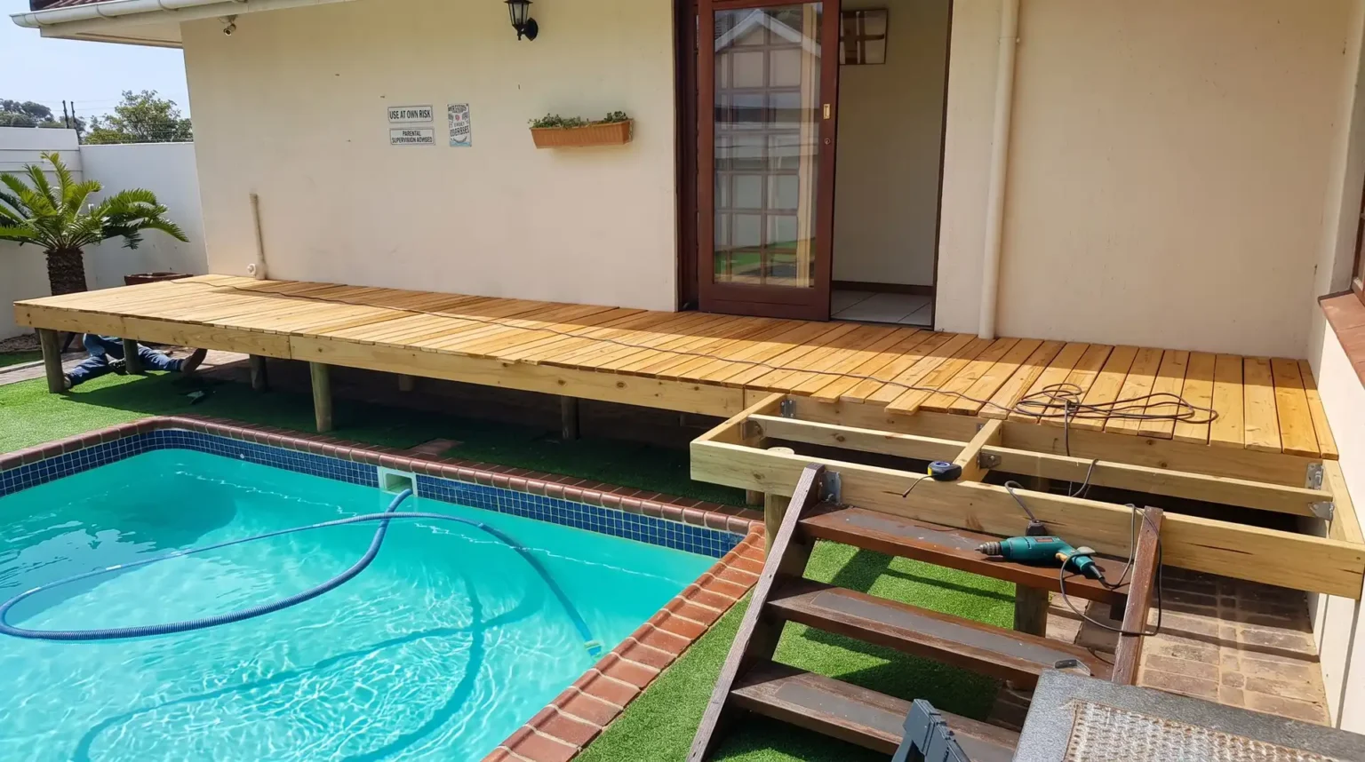 Project Dolliwarie Custom timber deck & glass & stainless steel balustrade
